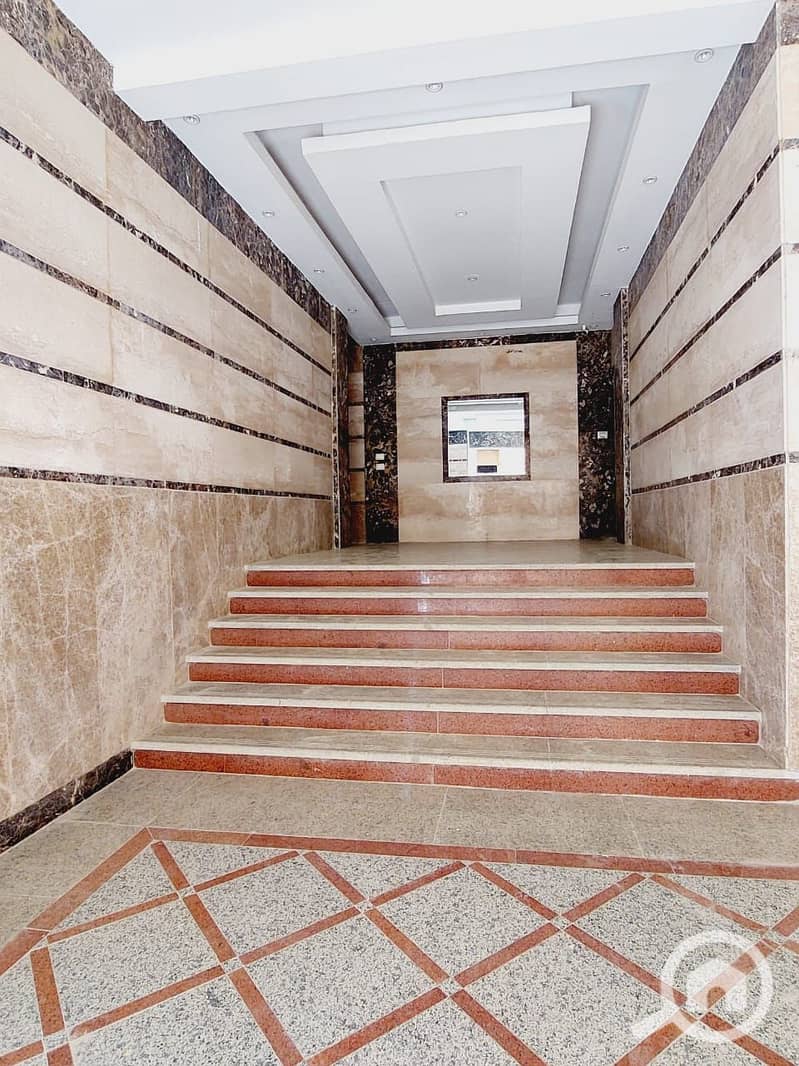 Apartment for rent in Lotus South, New Cairo, 220 meters, super luxury finishing, building facade, commercial mall, and mosque in a very prominent location. – pohled 3