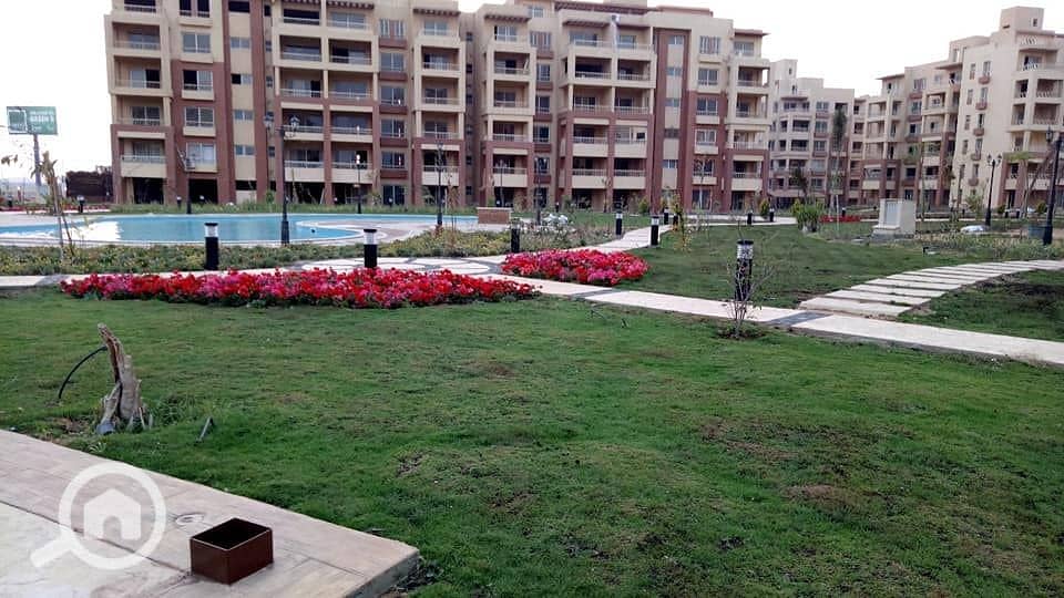 For sale, a 200m apartment directly on the lake in Garden Hills Compound, 6th of October, Northern Expansions. The apartment has 3 rooms and 3 bathrooms. The price is 3 million and 600 thousand cash, negotiation is possible for the apartment in the compound. - Widok 5