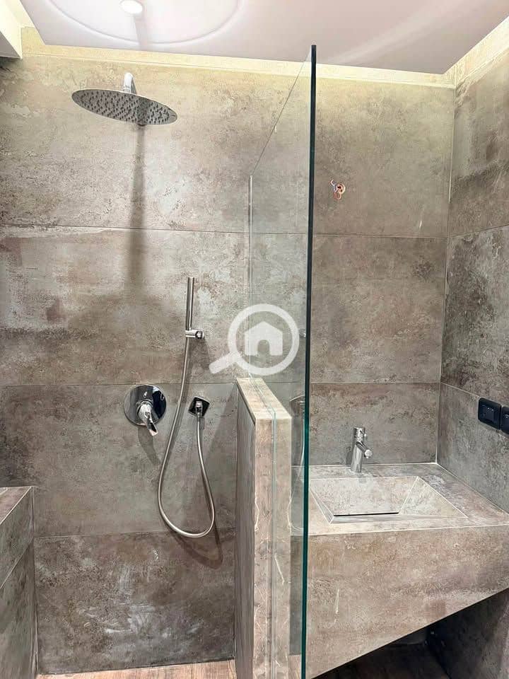 Ready-to-move apartment for sale in the heart of the New Capital || 3 bedrooms || Directly overlooking the Green River. – pohled 5