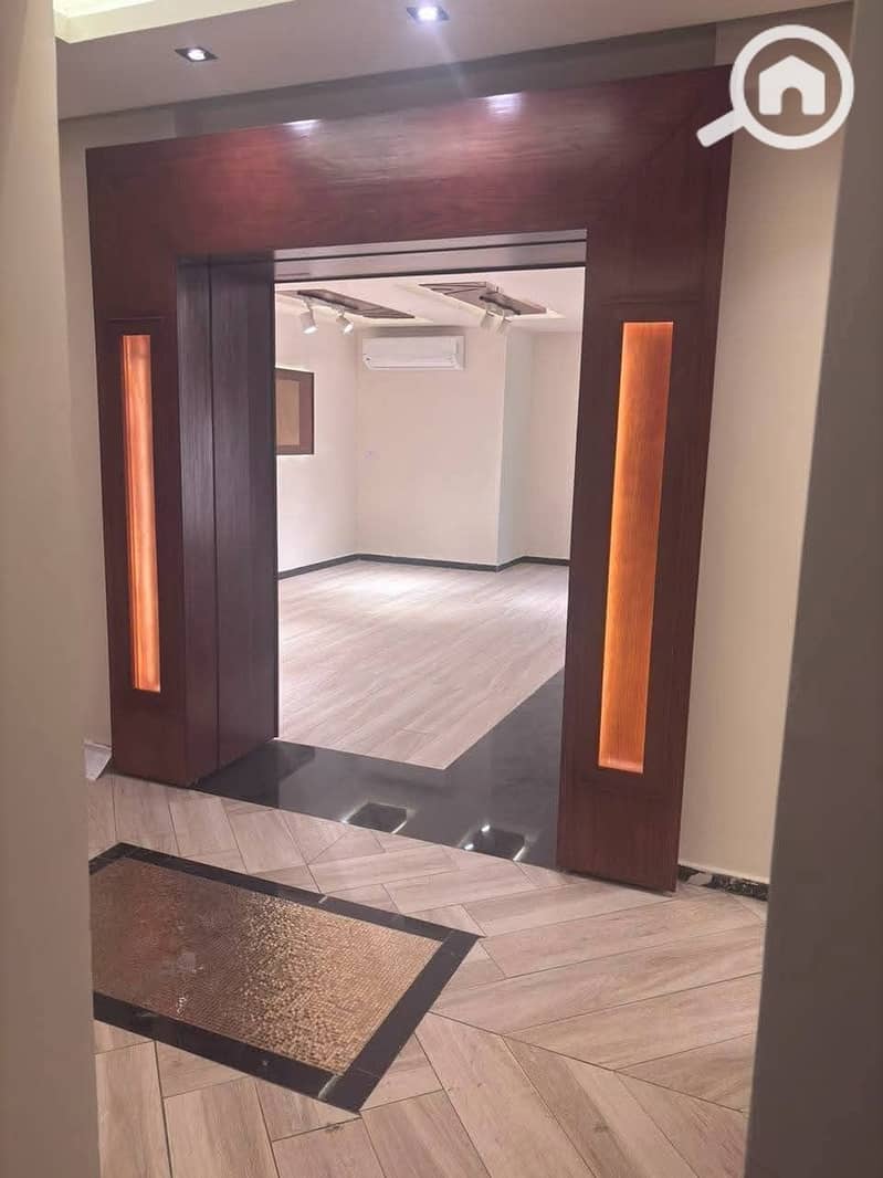 Apartment for sale with private garden 50m North facing super lux ready to move in with kitchen and AC’s Prime location near mosque and Avenue Mall - Więcej