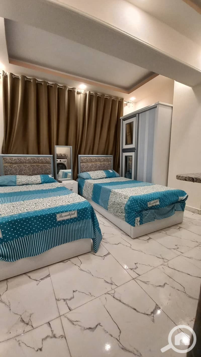 Studio Dabl for rent includes all services in the most distinguished location in 6th of October City, the first neighborhood near all services such as hospitals, cafes, restaurants, schools, universities, Carrefour, and a center, as well as a club. The studio consists of 2 beds, a wardrobe, a carpet, a refrigerator, a stove, a washing machine, a kitchen, a 43-inch smart screen, air conditioning (hot and cold), and a heater. - Ansicht 2
