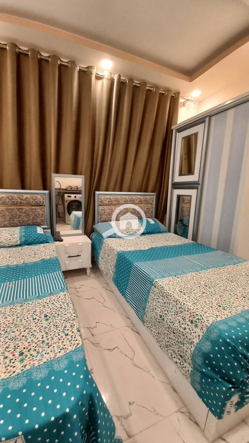 Studio Dabl for rent includes all services in the most distinguished location in 6th of October City, the first neighborhood near all services such as hospitals, cafes, restaurants, schools, universities, Carrefour, and a center, as well as a club. The studio consists of 2 beds, a wardrobe, a carpet, a refrigerator, a stove, a washing machine, a kitchen, a 43-inch smart screen, air conditioning (hot and cold), and a heater. - Ansicht 3