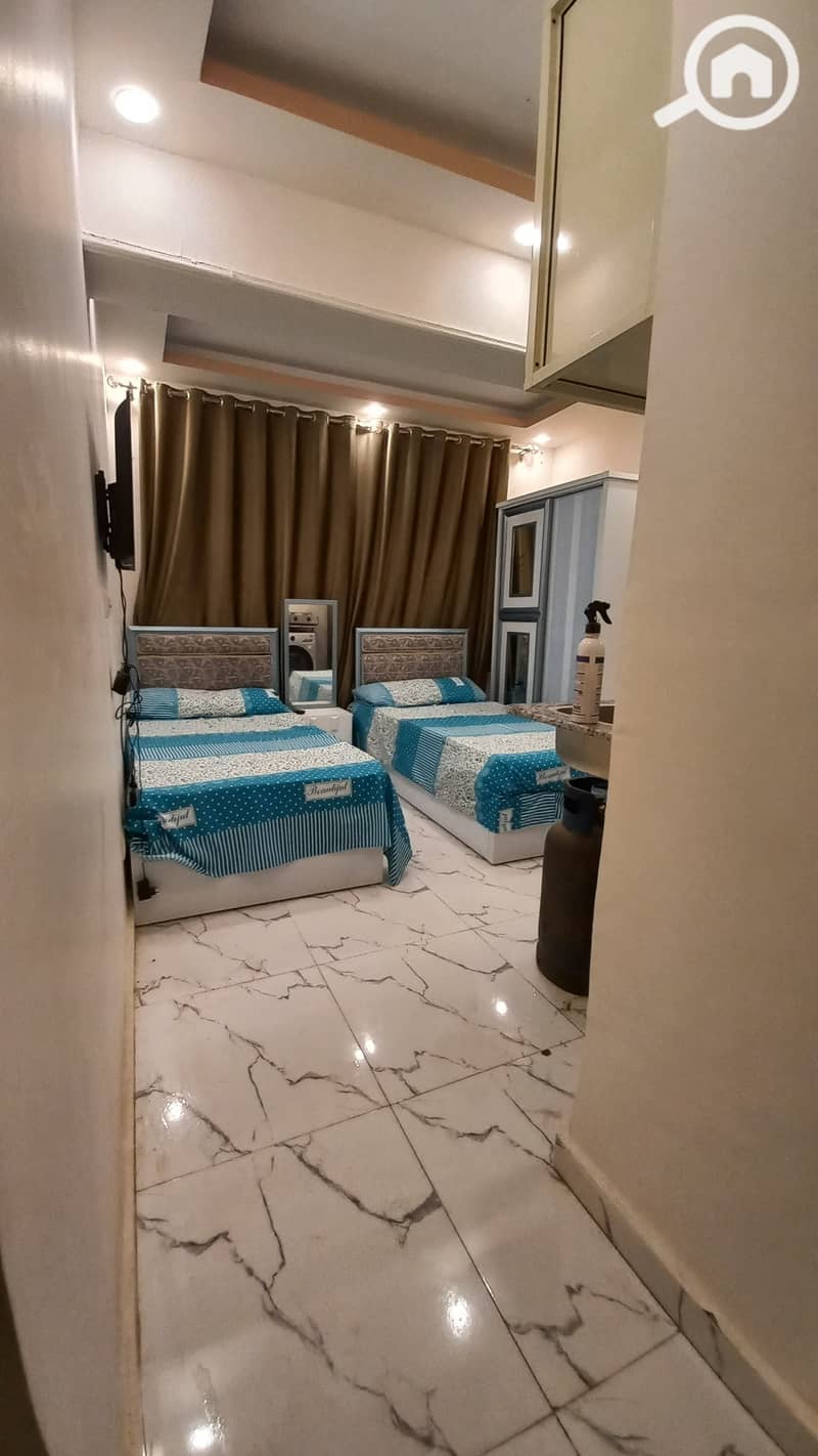 Studio Dabl for rent includes all services in the most distinguished location in 6th of October City, the first neighborhood near all services such as hospitals, cafes, restaurants, schools, universities, Carrefour, and a center, as well as a club. The studio consists of 2 beds, a wardrobe, a carpet, a refrigerator, a stove, a washing machine, a kitchen, a 43-inch smart screen, air conditioning (hot and cold), and a heater. - Ansicht 4