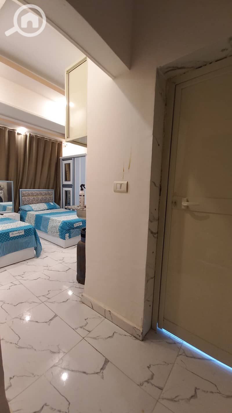 Studio Dabl for rent includes all services in the most distinguished location in 6th of October City, the first neighborhood near all services such as hospitals, cafes, restaurants, schools, universities, Carrefour, and a center, as well as a club. The studio consists of 2 beds, a wardrobe, a carpet, a refrigerator, a stove, a washing machine, a kitchen, a 43-inch smart screen, air conditioning (hot and cold), and a heater. - Ansicht 5