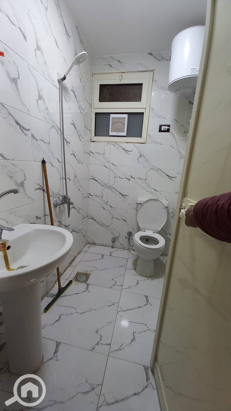 Studio Dabl for rent includes all services in the most distinguished location in 6th of October City, the first neighborhood near all services such as hospitals, cafes, restaurants, schools, universities, Carrefour, and a center, as well as a club. The studio consists of 2 beds, a wardrobe, a carpet, a refrigerator, a stove, a washing machine, a kitchen, a 43-inch smart screen, air conditioning (hot and cold), and a heater. - Ansicht 6