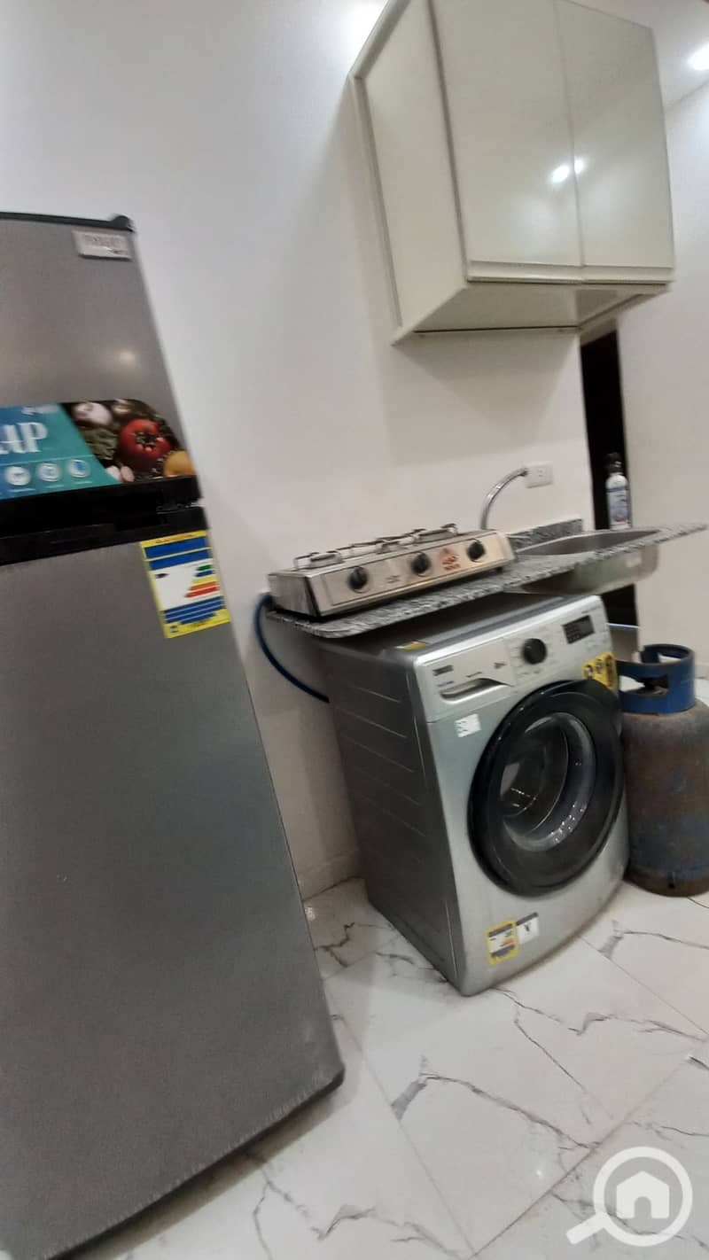 Studio Dabl for rent includes all services in the most distinguished location in 6th of October City, the first neighborhood near all services such as hospitals, cafes, restaurants, schools, universities, Carrefour, and a center, as well as a club. The studio consists of 2 beds, a wardrobe, a carpet, a refrigerator, a stove, a washing machine, a kitchen, a 43-inch smart screen, air conditioning (hot and cold), and a heater. - Mehr