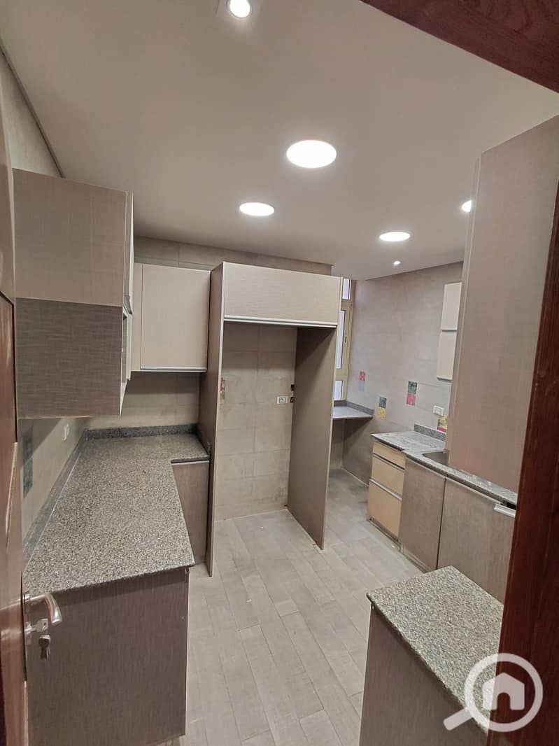 For rent: #__Green 3 penthouse with kitchen and air conditioning in the Green 3 compound, Sheikh Zayed. Very distinguished location, just minutes from Al-Mohar and Capital Business and Americana Plaza. 300 m buildings and 150 m head, located on the second and third floors; there is an elevator. Super luxury finishing. - Widok 3