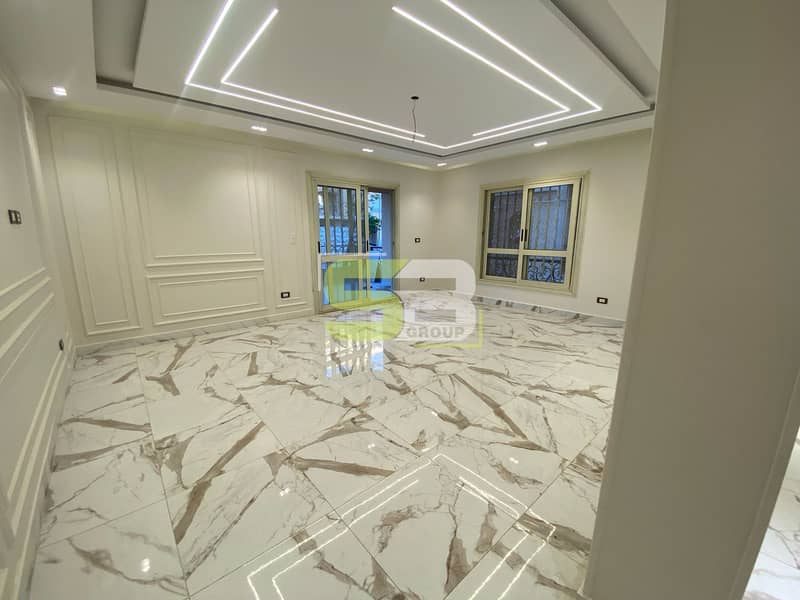 Distinctive 170 sqm apartment with a 120 sqm garden, super lux finishing inside Kompond Al-Khamail in Sheikh Zayed. – pohled 5