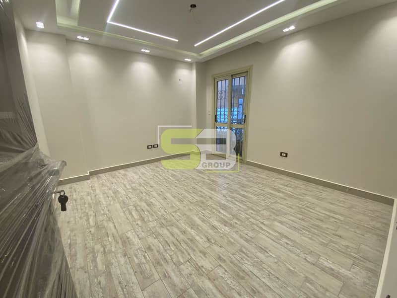 Distinctive 170 sqm apartment with a 120 sqm garden, super lux finishing inside Kompond Al-Khamail in Sheikh Zayed. – pohled 6