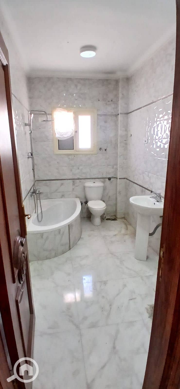 Super lux apartment for rent on the third and last floor with an elevator, suitable for residential or administrative use. - Vista 5