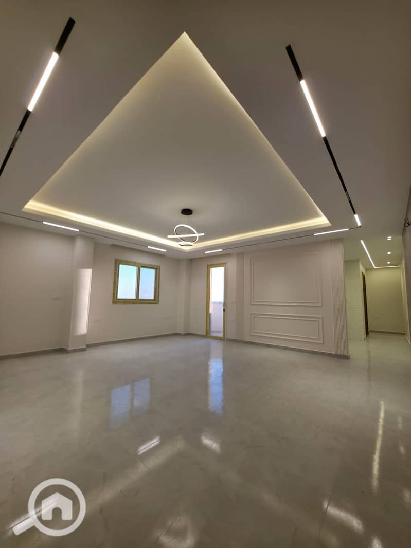 Apartment for sale with ultra-super luxury finishing and a distinctive view of Beverly Hills - Sheikh Zayed! Location: Neighborhood 16, Block 2 – Fully waterfront double view. - Aanzicht 2