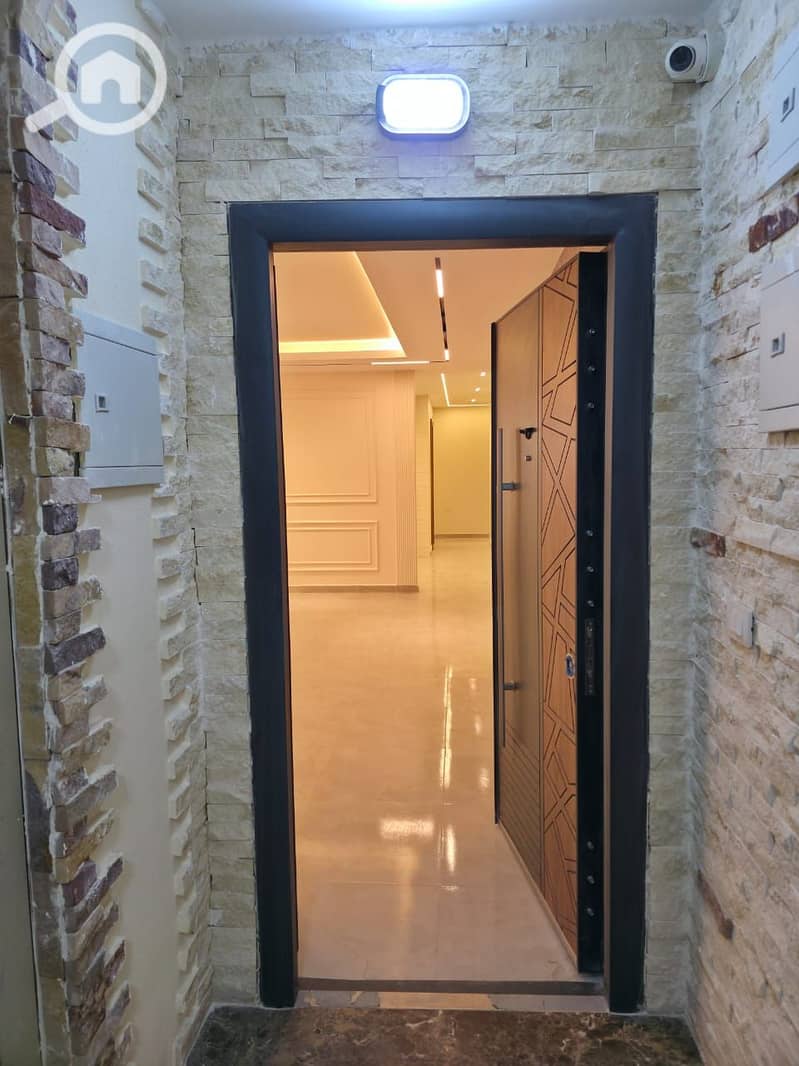 Apartment for sale with ultra-super luxury finishing and a distinctive view of Beverly Hills - Sheikh Zayed! Location: Neighborhood 16, Block 2 – Fully waterfront double view. - Aanzicht 4