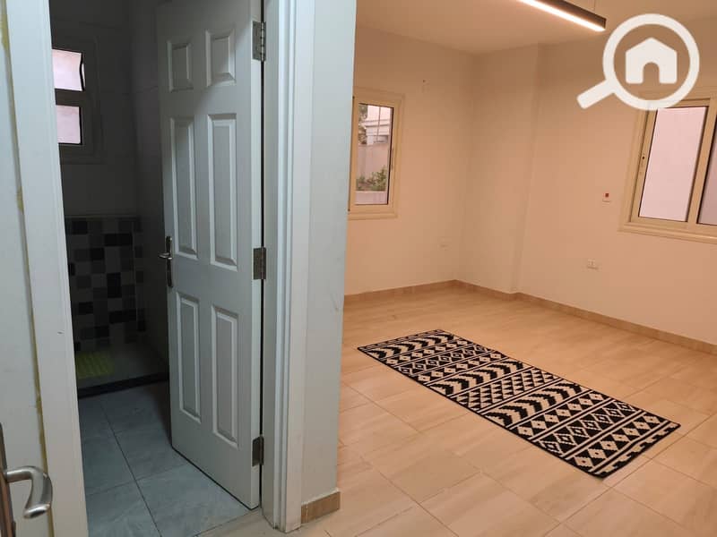 At a very special price, half a million less than the market price, for ownership in Sheikh Zayed, eighth district – first neighborhood ⏱ one minute from Al-Ofoq Square, a 160m apartment in a very special location, with 3 bedrooms, a bathroom, a reception area, and a kitchen with ultra-lux finishing. - Widok 4