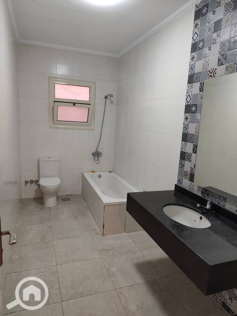 At a very special price, half a million less than the market price, for ownership in Sheikh Zayed, eighth district – first neighborhood ⏱ one minute from Al-Ofoq Square, a 160m apartment in a very special location, with 3 bedrooms, a bathroom, a reception area, and a kitchen with ultra-lux finishing. - Widok 6