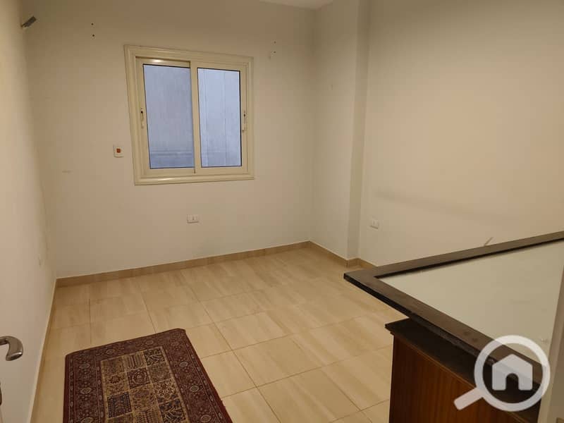 At a very special price, half a million less than the market price, for ownership in Sheikh Zayed, eighth district – first neighborhood ⏱ one minute from Al-Ofoq Square, a 160m apartment in a very special location, with 3 bedrooms, a bathroom, a reception area, and a kitchen with ultra-lux finishing. - Więcej