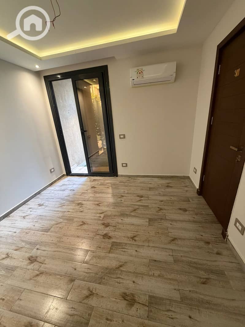 High-End Finishing Ground Floor Apartment With Private Garden For Rent İn Azad Compound -New Cairo - Widok 3