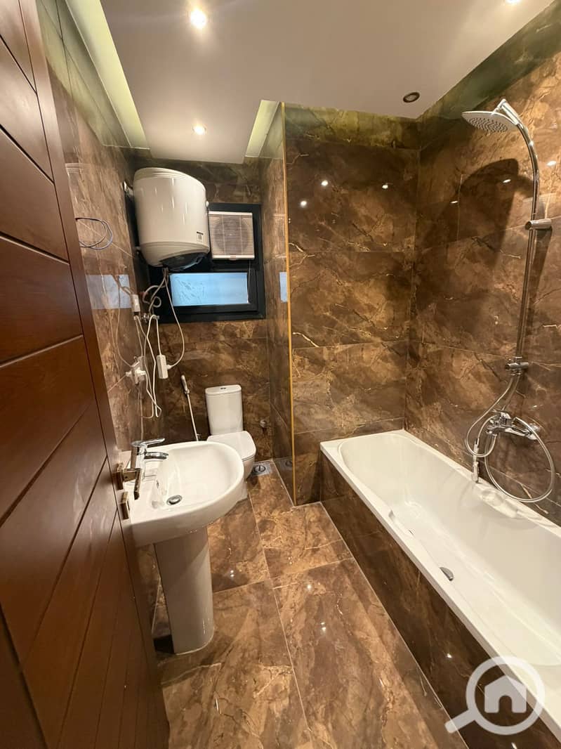 High-End Finishing Ground Floor Apartment With Private Garden For Rent İn Azad Compound -New Cairo - Więcej