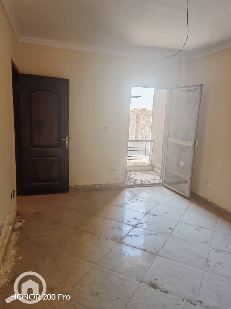 For rent, Dar Misr Al-Andalus, New Cairo, Zone 1 directly on the southern 90th Street and in front of the Hyde Park compound and minutes from the American University. Area: 130 m with an open view. - Ansicht 4