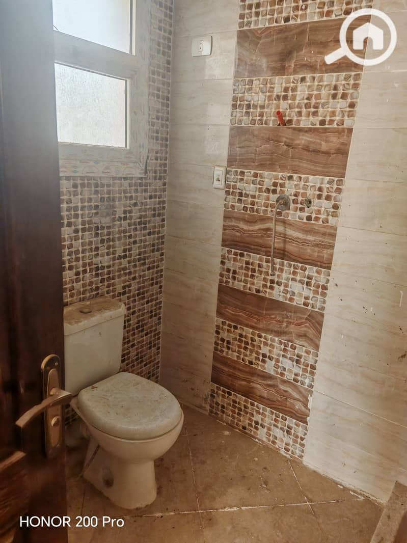 For rent, Dar Misr Al-Andalus, New Cairo, Zone 1 directly on the southern 90th Street and in front of the Hyde Park compound and minutes from the American University. Area: 130 m with an open view. - Mehr