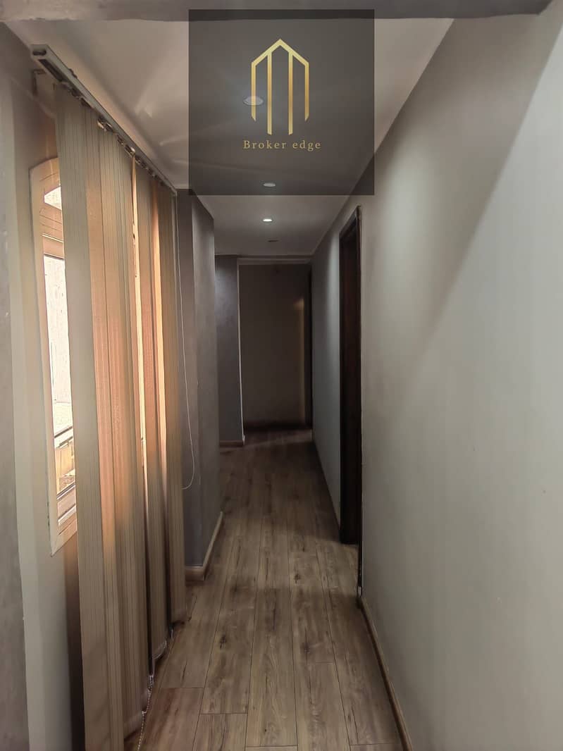 An office in one of the most distinguished locations in New Cairo on Al-Nazha main street - Więcej