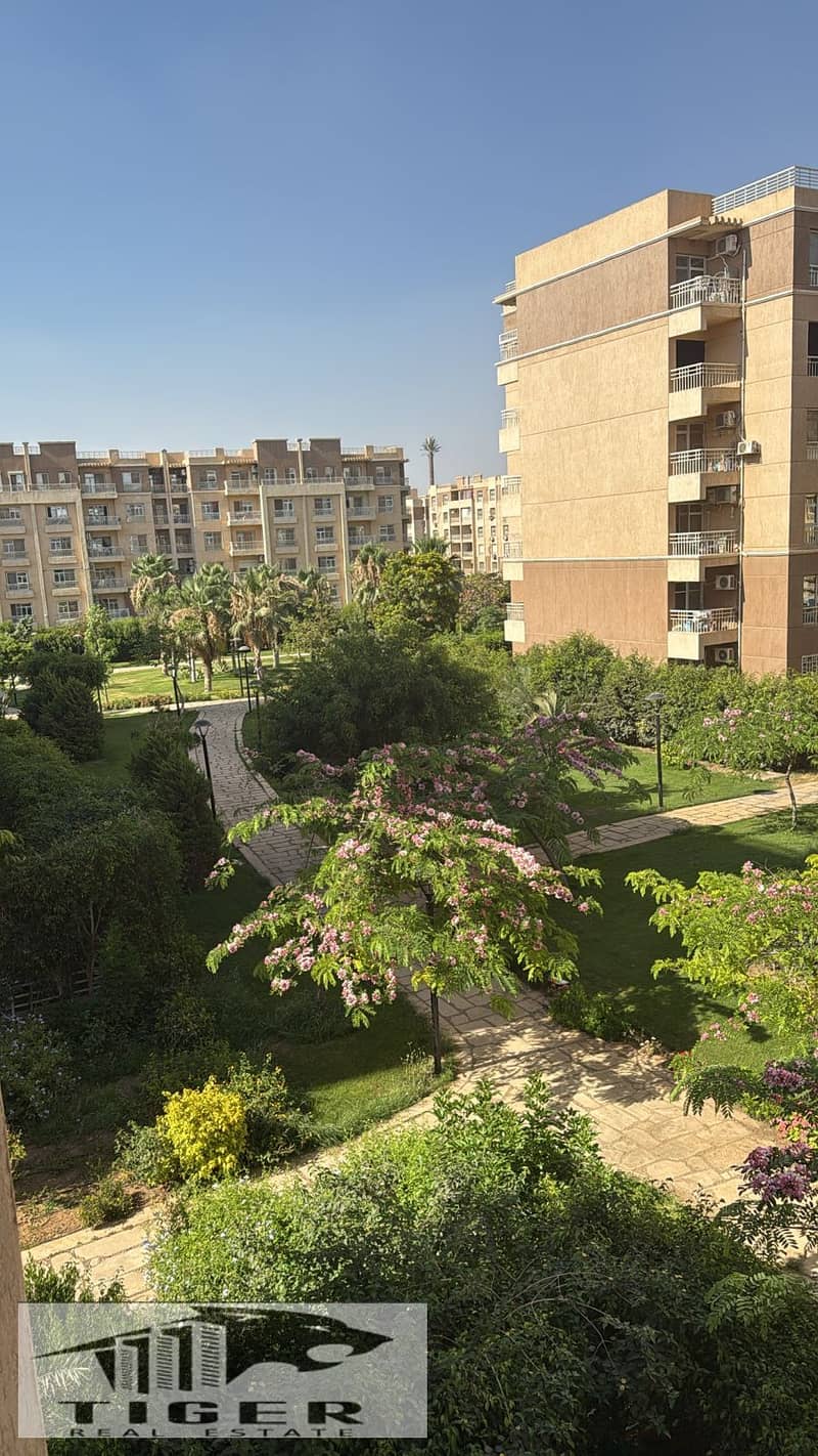A great apartment is available for sale in Madinaty, in B11, on a repeated floor, with an area of 82 square meters. It has a very distinguished location, just steps away from services and the All Season Park, with a view of the street and park, and is in pristine condition. The asking price is very competitive, at 4 million and 150 thousand cash. – pohled 5
