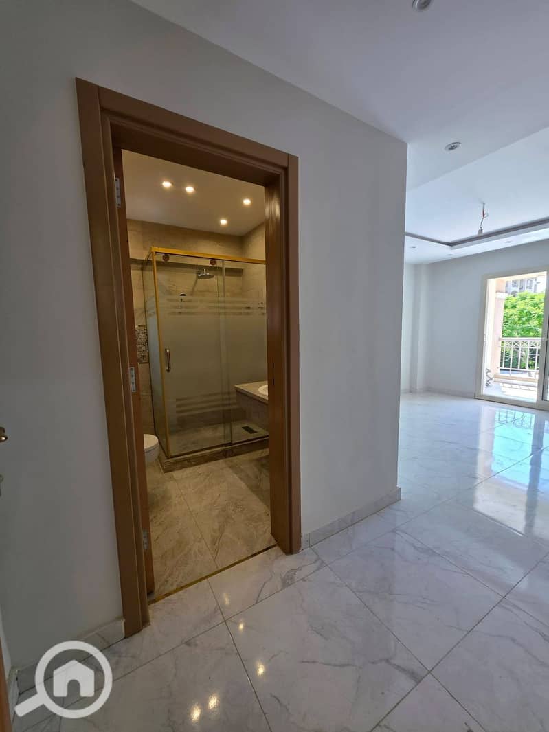 Apartment for rent in Madinaty, 175 square meters, super lux finishing, 3 rooms, 3 bathrooms, and a reception area with 3 pieces, and a large kitchen. Asking for 30,000. Inspection available. The apartment is on a northern street. Excellent opportunity. - Widok 2