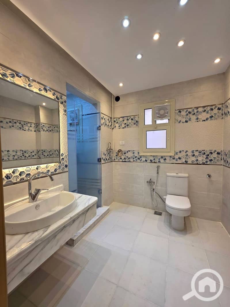 Apartment for rent in Madinaty, 175 square meters, super lux finishing, 3 rooms, 3 bathrooms, and a reception area with 3 pieces, and a large kitchen. Asking for 30,000. Inspection available. The apartment is on a northern street. Excellent opportunity. - Widok 3