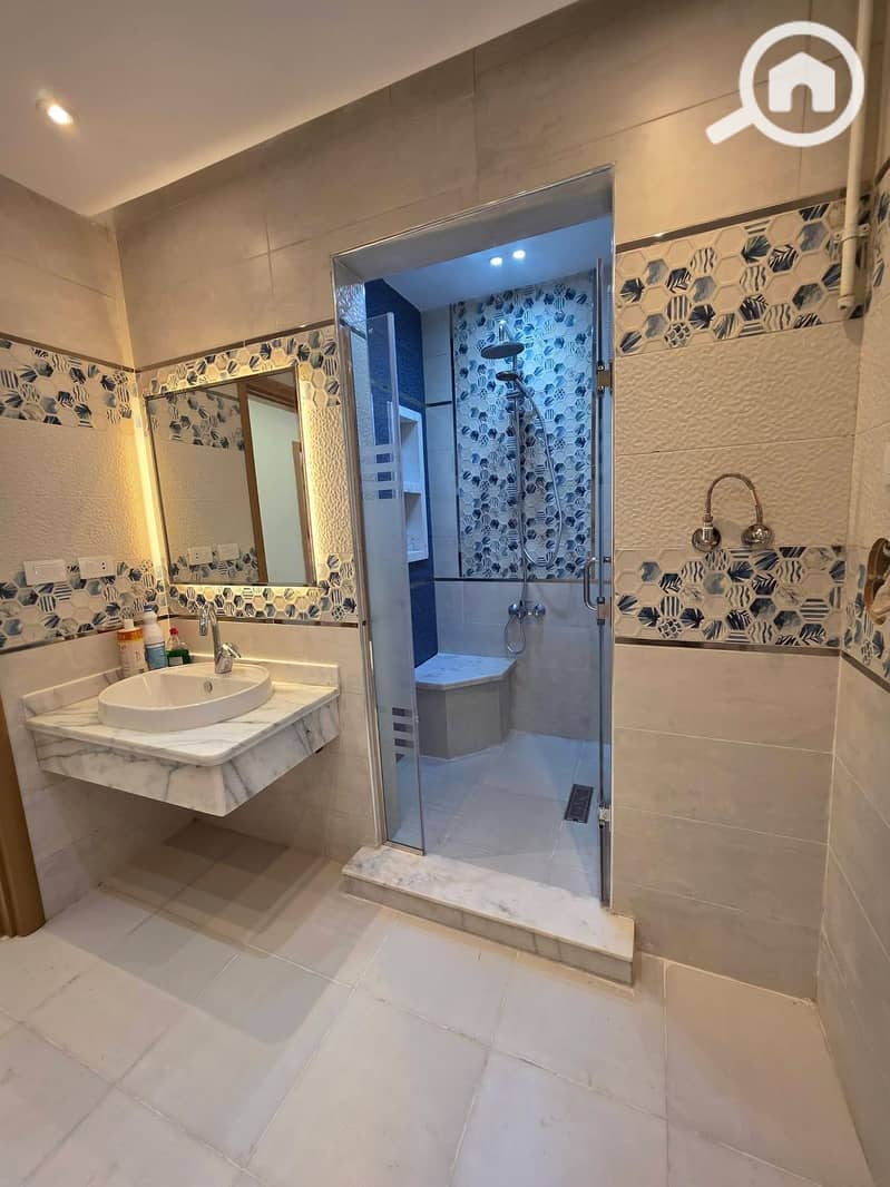 Apartment for rent in Madinaty, 175 square meters, super lux finishing, 3 rooms, 3 bathrooms, and a reception area with 3 pieces, and a large kitchen. Asking for 30,000. Inspection available. The apartment is on a northern street. Excellent opportunity. - Widok 5