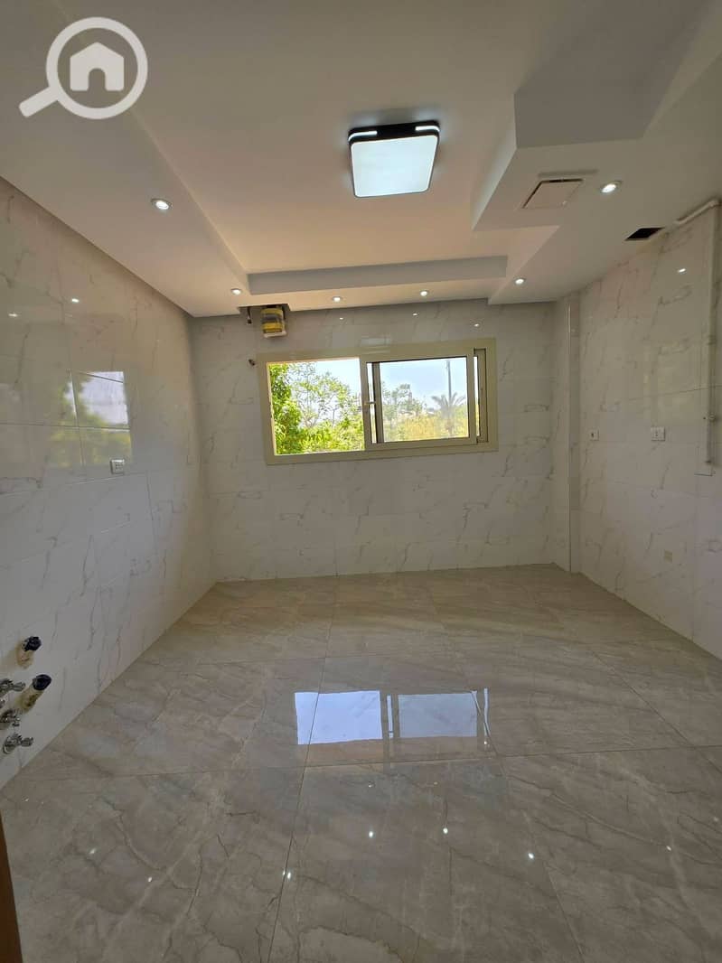 Apartment for rent in Madinaty, 175 square meters, super lux finishing, 3 rooms, 3 bathrooms, and a reception area with 3 pieces, and a large kitchen. Asking for 30,000. Inspection available. The apartment is on a northern street. Excellent opportunity. - Widok 6