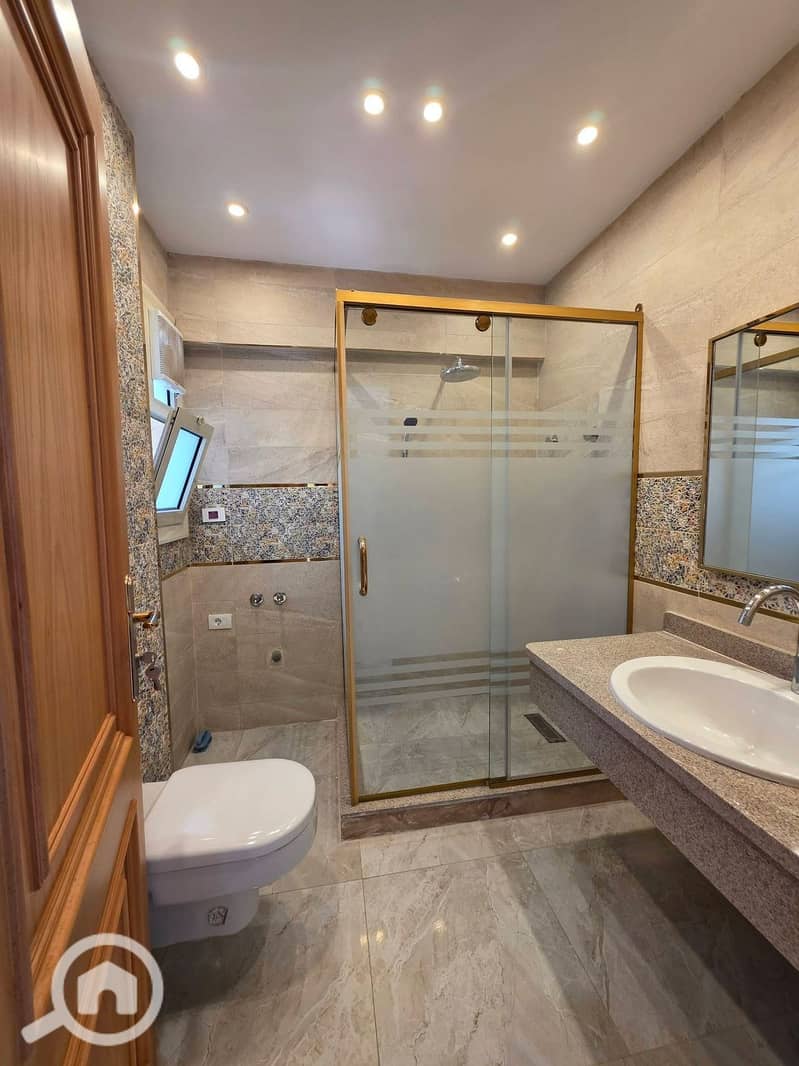 Apartment for rent in Madinaty, 175 square meters, super lux finishing, 3 rooms, 3 bathrooms, and a reception area with 3 pieces, and a large kitchen. Asking for 30,000. Inspection available. The apartment is on a northern street. Excellent opportunity. - Więcej