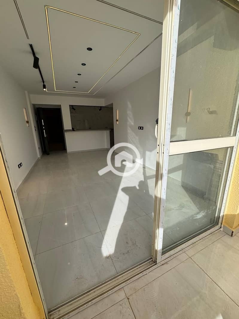 A unique seaside apartment for sale with a special design, delivered by the company with frames, doors, and plastering at a very competitive and special price. - Widok 4