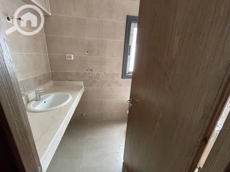 Apartment for sale in Prevedado, Madinaty, overlooking the club, north direction, and on the first floor, with an extended payment plan and a unique opportunity for residence or investment. Madinaty - Więcej