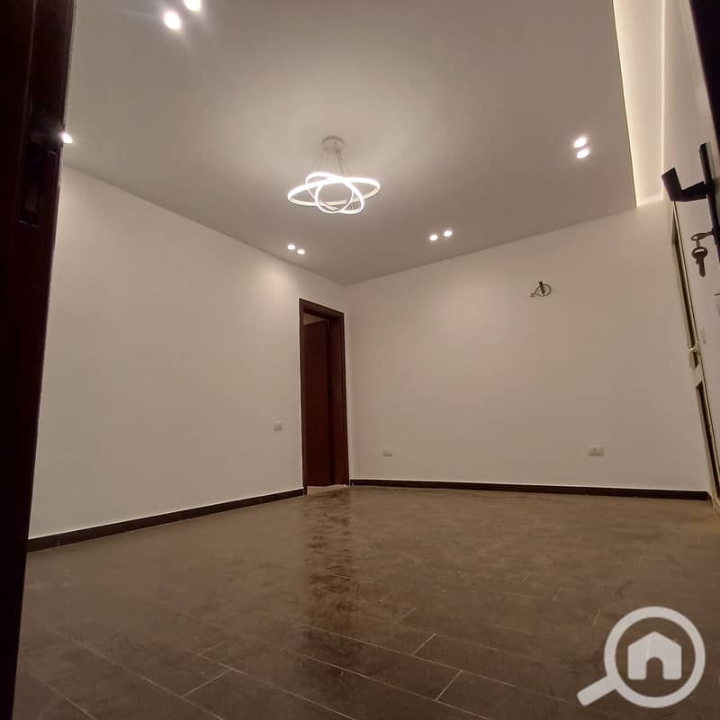 For sale inside the Al-Khomayel Compound, phase three, behind the mosque, second floor, with a view of the main street, 4 bedrooms including a small room, 3 bathrooms including a master, next to Baba Mall directly in Sheikh Zayed. - Widok 3