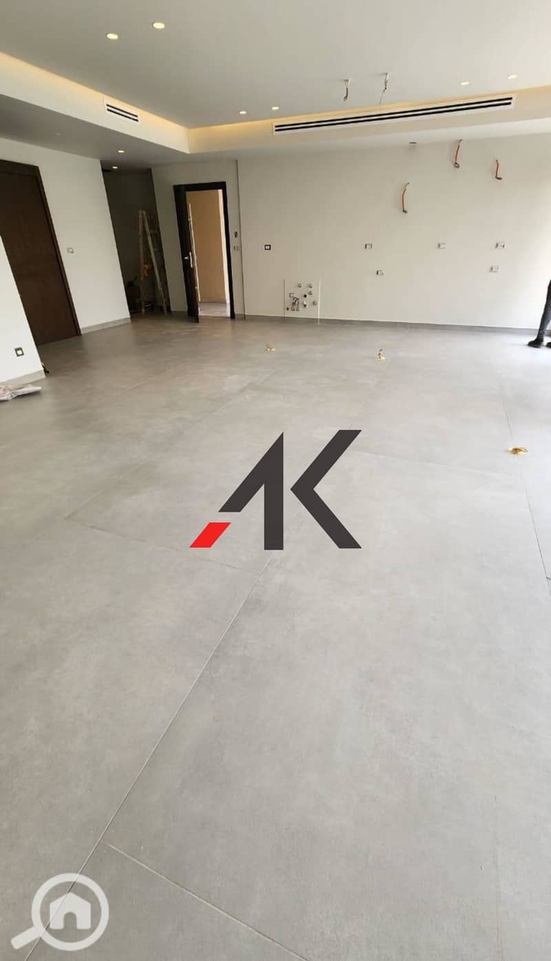 Finished Apartment For Sale in Lake View Residence - New Cairo - Widok 6