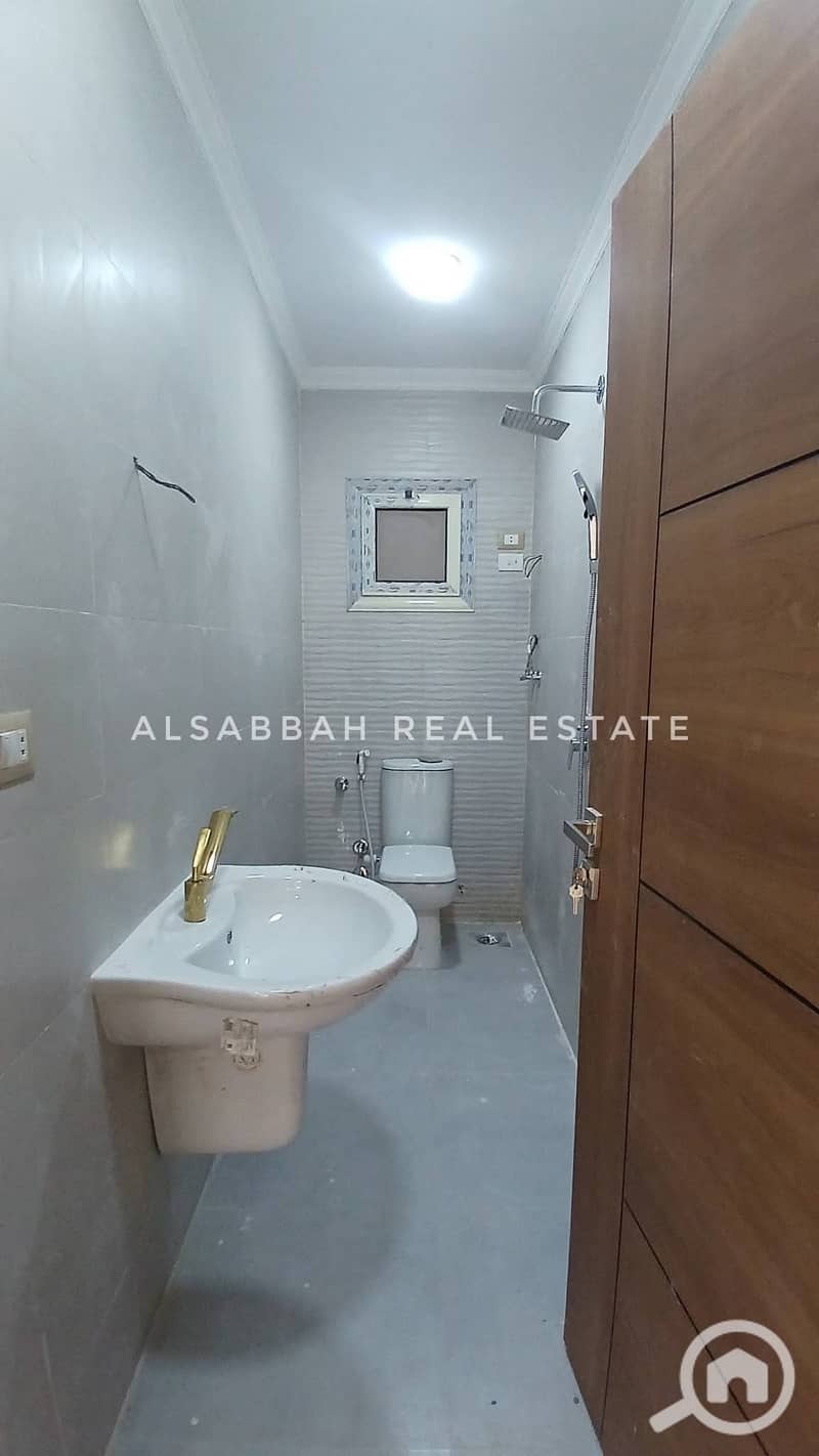 The lowest price for a finished 143 sqm ground-floor apartment with a garden in Al Khamael Compound in Sheikh Zayed. - Więcej