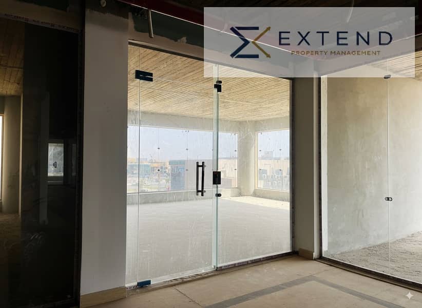 A distinctive storefront in the heart of 6 October on the central axis, a shop for rent inside a commercial mall suitable for all activities with high traffic density. - Widok 2