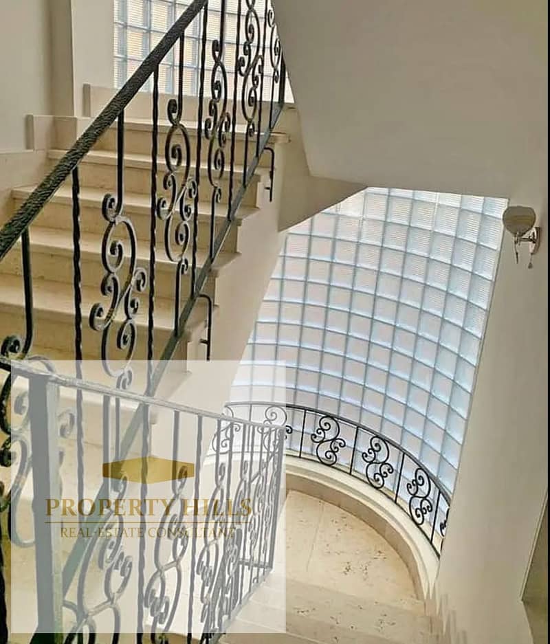 For urgent sale, reduced from its price, immediate delivery, villa 617 meters, compound of villas only, view landscape, includes all services: gas, electricity, water, in the gathering area in front of Al-Rehab Mall, The Yard, on the Suez Road, minutes from Sur in Sur Malla Vista, Golden Heights. - Mehr