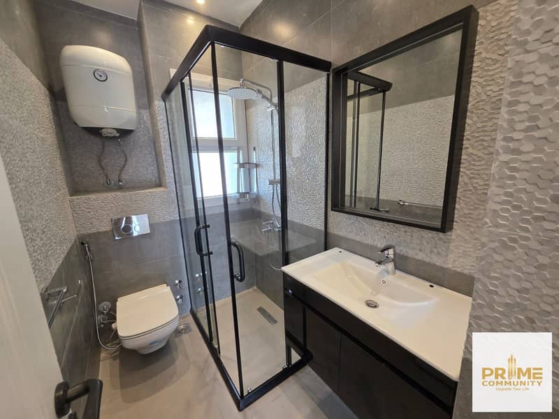 An exceptional deal: a townhouse in the "Kayan" compound—located within the "Grand Heights" complex—featuring installed kitchen cabinetry and air cond - Więcej