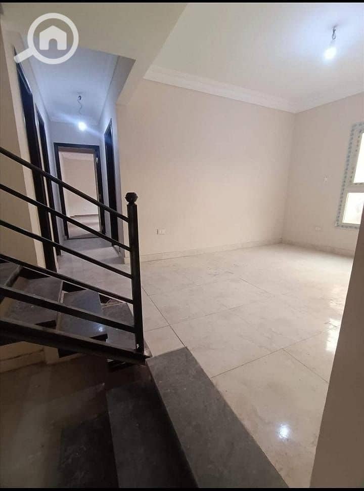 Duplex for rent in Al-Miraj City, in a prime location. Area: 300 sq mConsists of 5 bedrooms, 3 bathrooms, 2 kitchens, and a large terrace. Fourth and fi - Aanzicht 3