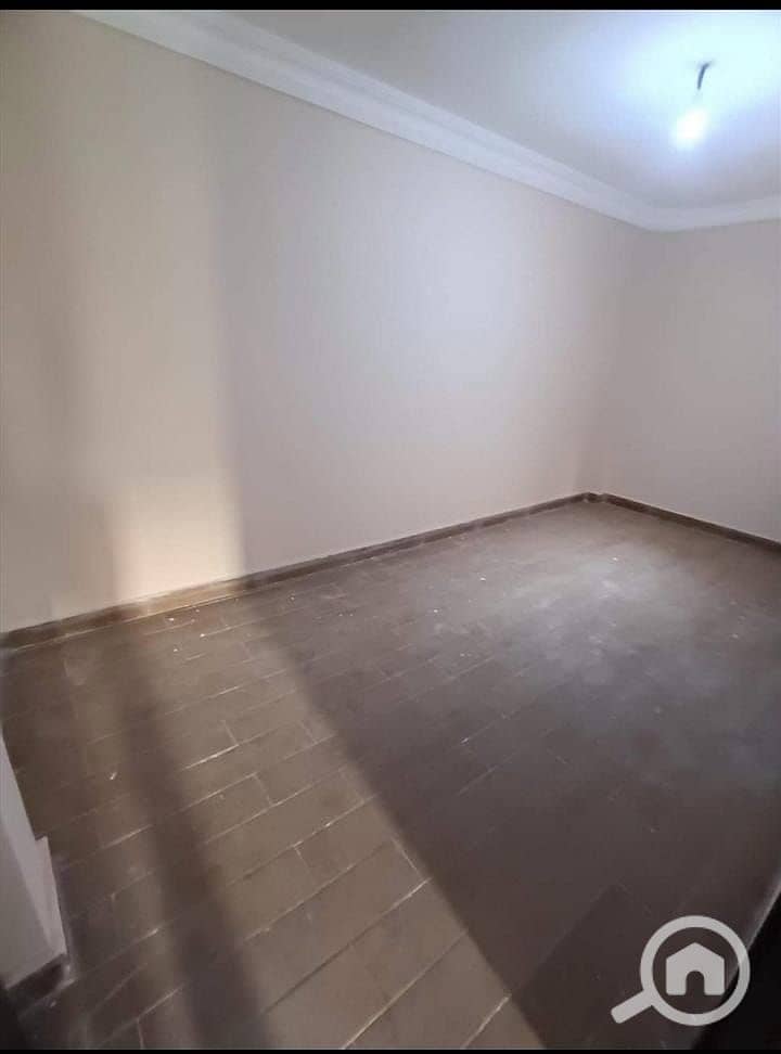 Duplex for rent in Al-Miraj City, in a prime location. Area: 300 sq mConsists of 5 bedrooms, 3 bathrooms, 2 kitchens, and a large terrace. Fourth and fi - Aanzicht 5