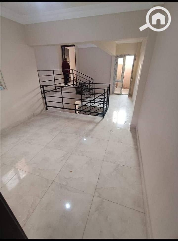 Duplex for rent in Al-Miraj City, in a prime location. Area: 300 sq mConsists of 5 bedrooms, 3 bathrooms, 2 kitchens, and a large terrace. Fourth and fi - Meer