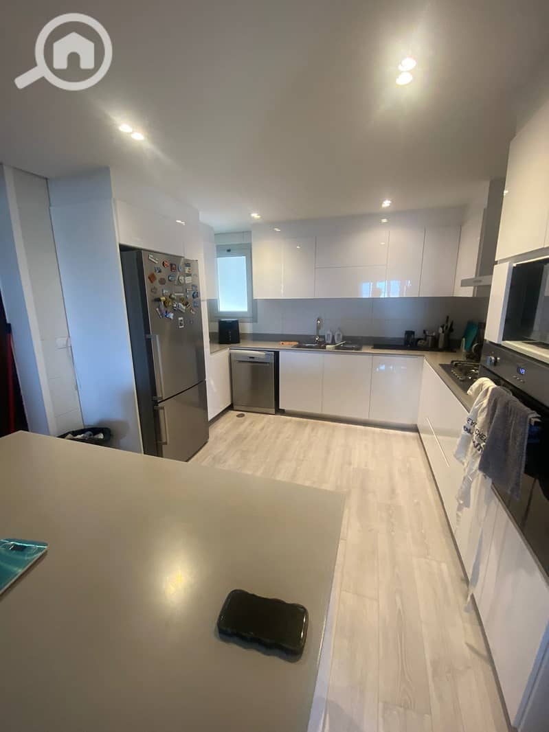 A distinctive apartment for sale by the lakes with a double view and excellent finishing at a reasonable price for serious buyers. - Ansicht 3