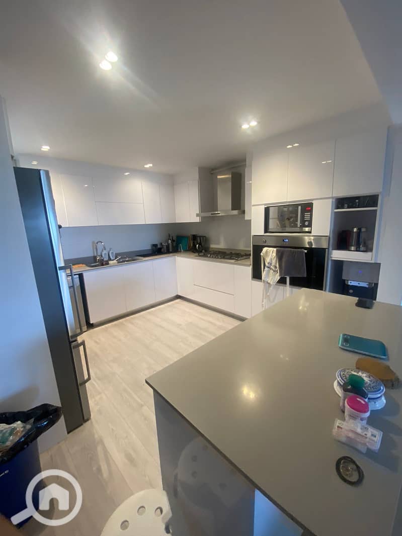A distinctive apartment for sale by the lakes with a double view and excellent finishing at a reasonable price for serious buyers. - Ansicht 4