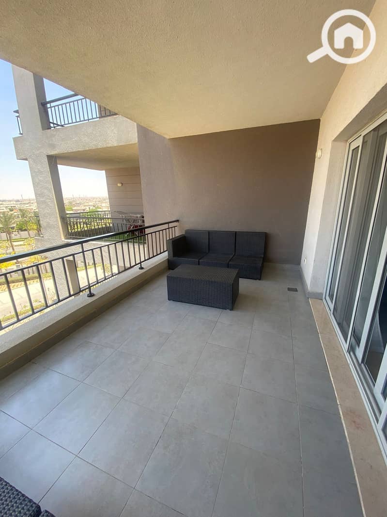 A distinctive apartment for sale by the lakes with a double view and excellent finishing at a reasonable price for serious buyers. - Mehr