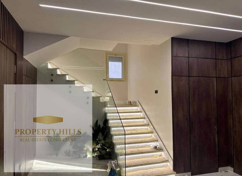 A great deal on a rooftop villa with installments over 12 years in a compound featuring the largest golf courses in Egypt, opposite Madinaty. - Ansicht 3