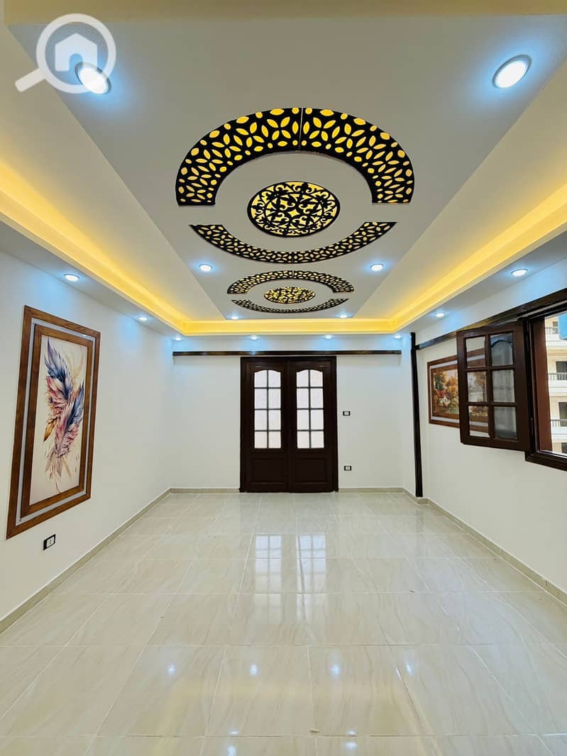 Third floor apartment in a building by the sea for sale in Al-Ajmi, Palm Beach, finished to a luxury standard, cash or installment. - Vista 4