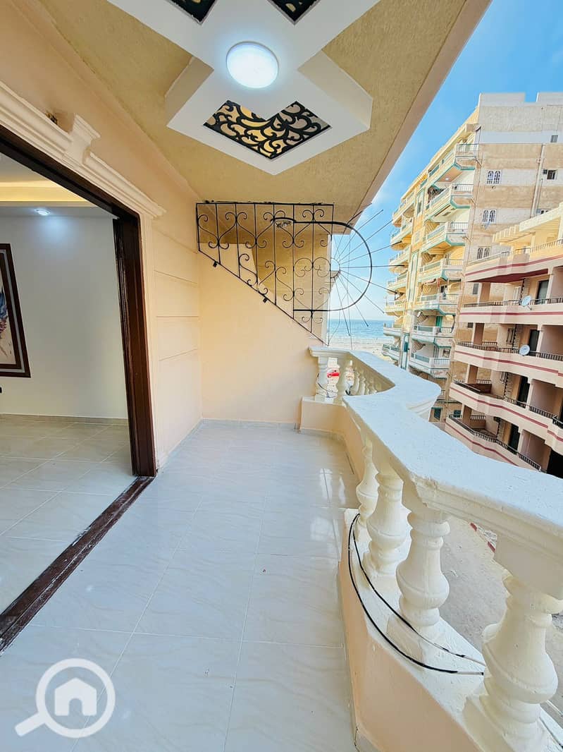 Third floor apartment in a building by the sea for sale in Al-Ajmi, Palm Beach, finished to a luxury standard, cash or installment. - Vista 5
