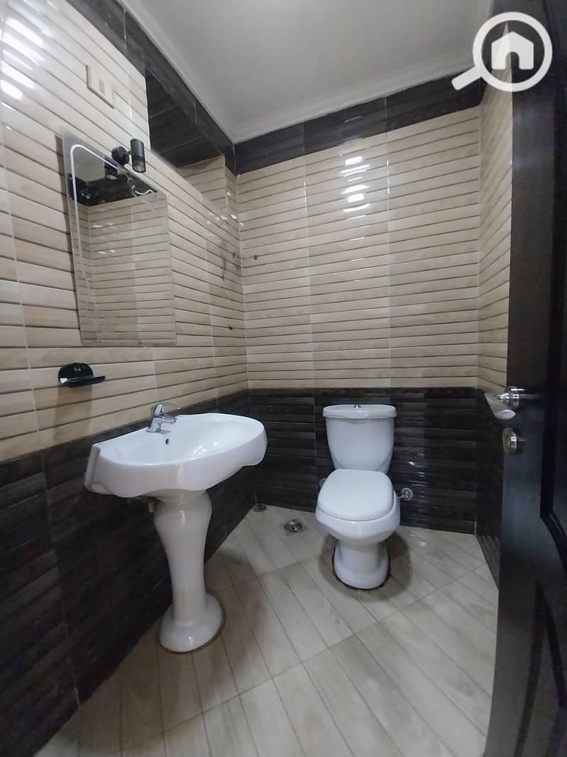 For enthusiasts of prime location, a 170 square meter basement apartment with a garden for rent, second number from the northern ninety, including a kitchen. - Więcej