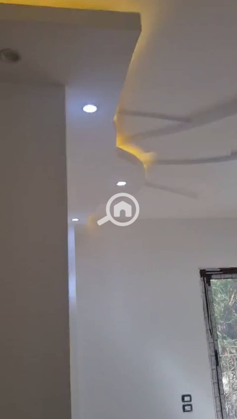 Duplex for sale in a prime location in Sheikh Zayed (District 7, Neighborhood 3). A two-level duplex (ground and first floors) spanning 440 sqm, featuring a private 420 sqm garden. Layout: 6 rooms, 3 bathrooms, a spacious reception area, and a kitchen. Su - Ansicht 3