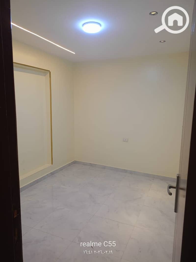 Apartment for rent in Zahraa El Maadi, El Merag City. Area: 150 sq mConsists of 3 bedrooms, reception, kitchen, and bathroomGround floor (low floor)Sup - Więcej